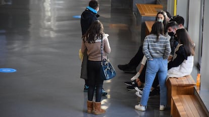 Un grupo de estudiantes de la Universidad de Vigo, este martes.