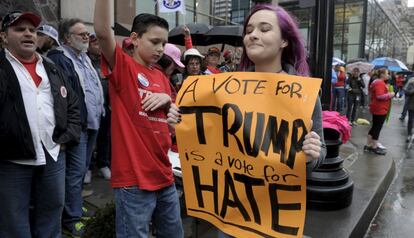 Protesta contra Trump durante un mitin en Kansas, el sábado.