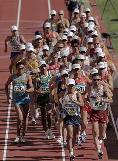 El corredor español, a la izquierda, se queda sin medalla en una prueba dominada por el ruso Borchin