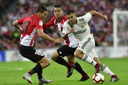 Oscar de Marcos del Atletic disputa un balón con Dani Ceballos.