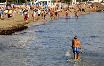  Las altas temperaturas han animado a muchos alicantinos a pasar el dia en la playa invitando a mas de uno a darse unos de los últimos chapuzones del año. 