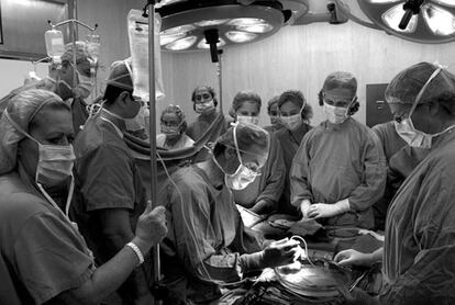 Hospital de Sant Joan de Deu; El doctor Gutiérre, cirujano del Hospital Clínico, durante un trasplante de riñón de vivo.
