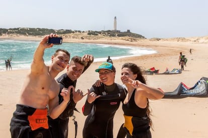 Un grupo de kitesurfistas se hace un 'selfie' en el cabo de Trafalgar, situado en Caños de Meca (Cádiz).