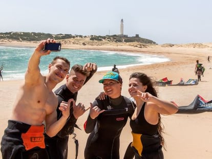 Un grupo de kitesurfistas se hace un 'selfie' en el cabo de Trafalgar, situado en Caños de Meca (Cádiz).