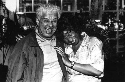 Tito Puente y la cantante habanera. Juntos compartieron cientos de trabajos y en 2002, dos años después de la muerte del músico, publicaron el álbum 'Tito Puente y Celia Cruz', que contenía quince canciones como: 'Lágrinas negras', 'Cuando salí de cuba' y 'Burundanga'.