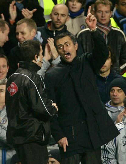 Jose Mourinho increpa a un juez, durante el partido de la Premier League, que les enfrentó con el Wigan Athletic, en el estadio Stamford Bridge de Londres, el 13 de enero de 2007.