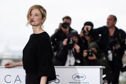 La actriz italiana Alba Rohrwacher posa para los fotógrafos durante la presentación de la película "Lazzaro Felice" en Cannes, el 14 de mayo de 2018.