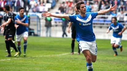Pelayo Novo, celebrando un gol con el Real Oviedo en el Carlos Tartiere.