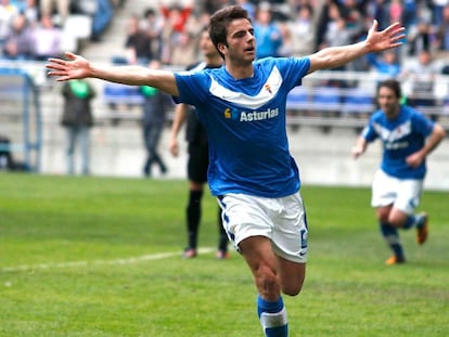 Pelayo Novo, celebrando un gol con el Real Oviedo en el Carlos Tartiere.