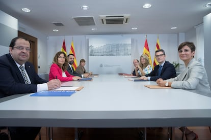 La delegación del Govern de la Generalitat junto a los representantes del Gobierno, este miércoles en La Moncloa.