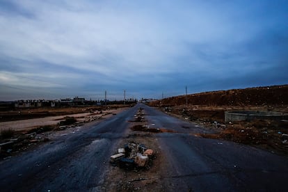 Carretera de entrada a la ciudad Siria de Deraa. Una de las ciudades más castigadas por bombardeos del ejercito de Bachar el Asad en 2018.