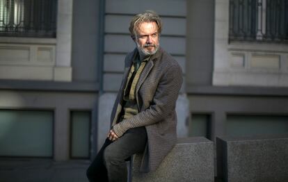 Tristán Ulloa, actor, retratado en la Plaza de las Cortes, Madrid.