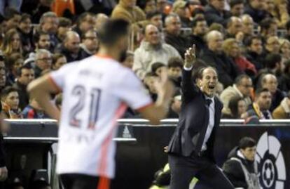 Voro da instrucciones a sus futbolistas durante el partido de la semana pasada.