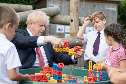 El primer ministro del Reino Unido, Boris Johnson, juega con niños durante una visita a una escuela en Kent, al sur de Inglaterra.