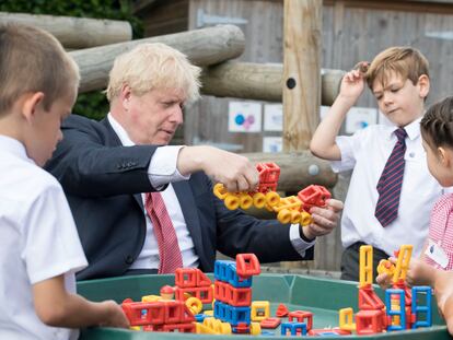 El primer ministro del Reino Unido, Boris Johnson, juega con niños durante una visita a una escuela en Kent, al sur de Inglaterra.