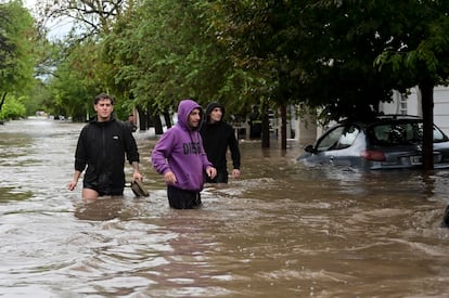 Sąsiedzi poruszają się między wodą ulicy zalanej w Bahíi Blanca, w piątek w prowincji Buenos Aires.