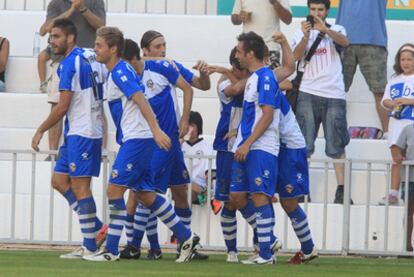 Los jugadores del Sabadell celebran uno de los goles ante el Cartagena.