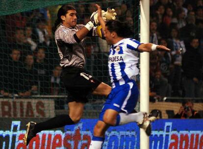 Pinto atrapa el balón ante Juanma.