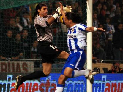 Pinto atrapa el balón ante Juanma.