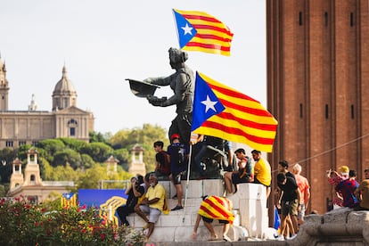 Manifestantes en la fuente de la plaza de España de Barcelona durante la manifestación.