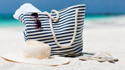Artículo de EL PAÍS Escaparate sobre una bolsa de playa XXL familiar, perfecta para el verano.