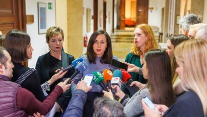 La ministra de Derechos Sociales y Agenda 2030, Ione Belarra, ofrece declaraciones a los medios en el Congreso de los Diputados, este viernes en Madrid.