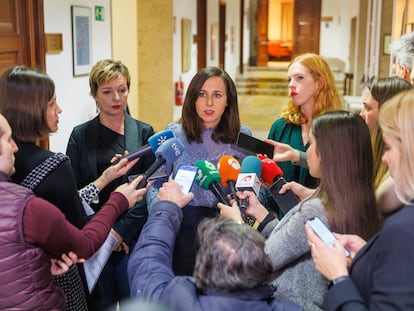 La ministra de Derechos Sociales y Agenda 2030, Ione Belarra, ofrece declaraciones a los medios en el Congreso de los Diputados, este viernes en Madrid.