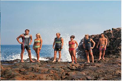 Anuncio de la marca de trajes especiales para surf Luanda Bay, en Palos Verdes (1968). Las fotografas publicitarias de Grannis contribulleron a introducir la esttica del deporte en la cultura de masas.