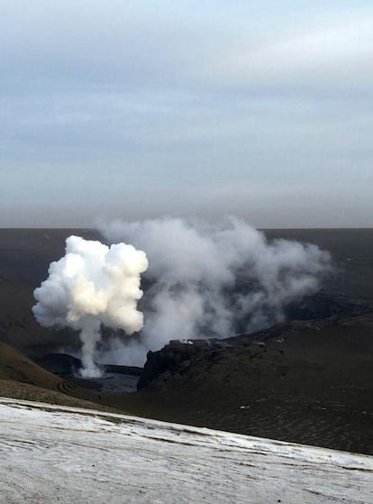 Imagen del cráter del Grimsvötn a las cinco de la mañana. El volcán ha dejado de emitir cenizas y solo expulsa vapor.