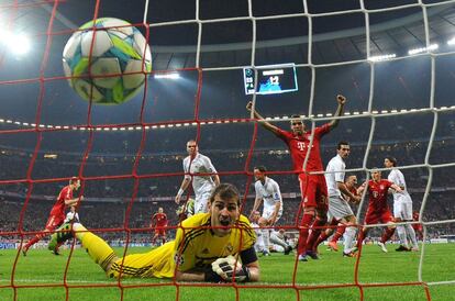 El portero del Real Madrid Iker Casillas observa el balón en su red después de un gol de Franck Ribéry. El partido, de ida, terminó 2 a 1 a favor del Bayern.