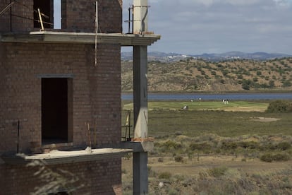 Edificio de viviendas sin terminar de construir en la urbanización Costa Esuri en la localidad onubense de Ayamonte.