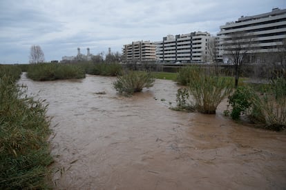 Cauce del río Besòs a su paso por Sant Adriá de Besós (Barcelona), este domingo. 