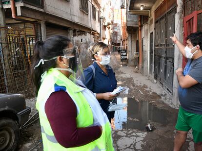 Promotoras de salud buscan a pacientes con síntomas de la covid-19 en la villa 1-11-14 de Buenos Aires.