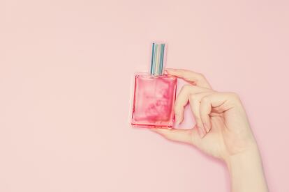 La perfumería es uno de los sectores que acusan con mayor fuerza esta discriminación. Según un análisis realizado por Idealo.es, que tomó como referencia las fragancias más buscadas en España, el 73% eran más caras en la edición femenina que en la versión para ellos.