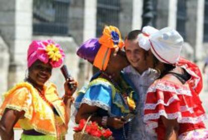 Un turista ruso se toma fotos con mujeres cubanas.