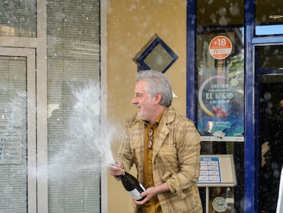 Félix Ponts, el propietario de la administración 1 situada en la calle Pintor Enric Serra celebra que han vendido íntegramente el primer premio del Sorteo Extraordinario de la Lotería del Niño correspondiente al número 89.603,
Glòria Sánchez / Europa Press