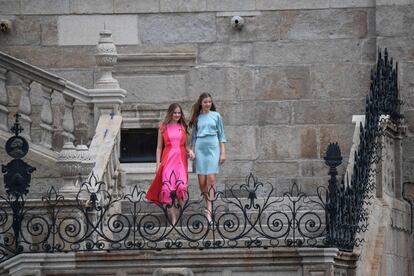 Después de que los Reyes abandonaron la catedral de Santiago, fueron la infanta Sofía y la princesa Leonor quienes salieron por las escalinatas del templo. Por segundo año consecutivo, la heredera al trono pondrá rumbo a Gales a finales de agosto para completar sus estudios de Bachillerato. 