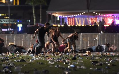 O público do festival de música country abandonam o local após o tiroteio em Las Vegas.