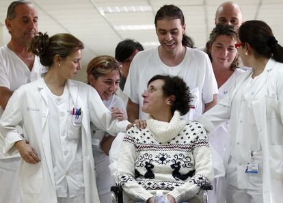 El 5 de novembre del 2014 Teresa Romero oferia una roda de premsa a l’Hospital Carlos III de Madrid després d’haver-se curat de l’ebola. Havia passat de ser una treballadora interina més de la retallada sanitat madrilenya a convertir-se en el focus de l’atenció mediàtica de mig món. El seu va ser el primer cas d’ebola fora de l’Àfrica occidental. Amb el contagi de Romero es va estendre el pànic entre alguns sanitaris i veïns de Romero. Sanitat va arribar a tenir vigilades més de 100 persones. <p><a href="http://cat.elpais.com/cat/2014/12/02/espana/1417522554_690731.html" target="_blank">L’OMS comunica a Sanitat que Espanya està lliure d’ebola</a></p> <a href="http://cat.elpais.com/cat/2015/08/07/espana/1438975192_701618.html" target="_blank">L’hospital de l’ebola, un any després</a></p>