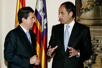 Jaume Matas y Francisco Camps, tras la reunión que mantuvieron ayer en Palma de Mallorca.