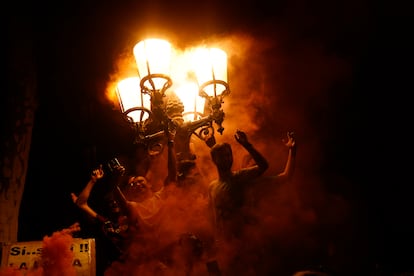 Aficionados del FC Barcelona celebran en la fuente de Canaletas el título conseguido.