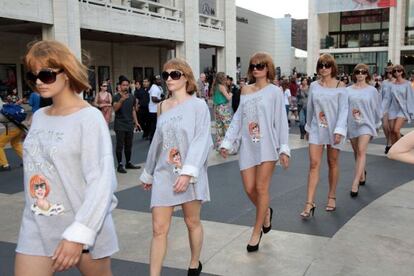 Las modelos disfrazadas de Anna Wintour, a las afueras del Lincoln Center. 