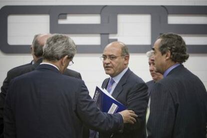 Gerardo Díaz Ferrán, en el centro y de espaldas, a la derecha, Joan Rosell, en una reunión de la CEOE.