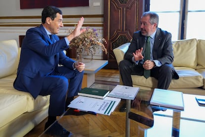 El presidente de la Junta de Andalucía, Juan Manuel Moreno, junto con el secretario general del PSOE-A, Juan Espadas.