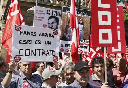 Concentraci&oacute;n en protesta por la aprobaci&oacute;n de la reforma laboral en Navarra.