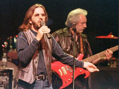 Ringo Starr toca junto al bajista de los Who John Entwiestle durante una actuación de la All Starr banc en Vancouver, en 1995.