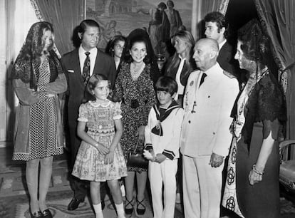 Carmen Martínez-Bordiú, a la izquierda con mantilla, en una imagen de la comunión de su hermano Jaime. A su lado, sus padres y hermanos y a la derecha sus abuelos, Francisco Franco y Carmen Polo.