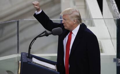 Donald Trump levanta el pu&ntilde;o al final de su discurso inaugural como presidente.