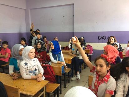 Varios refugiados sirios asisten a un colegio público en Estambul a finales de mayo.
