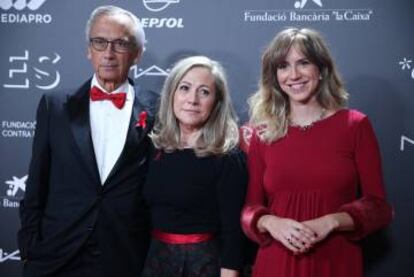 Aina Clotet, anoche en la gala People in Red, junto a sus padres, Bonaventura Clotet y Anna Fresquet.